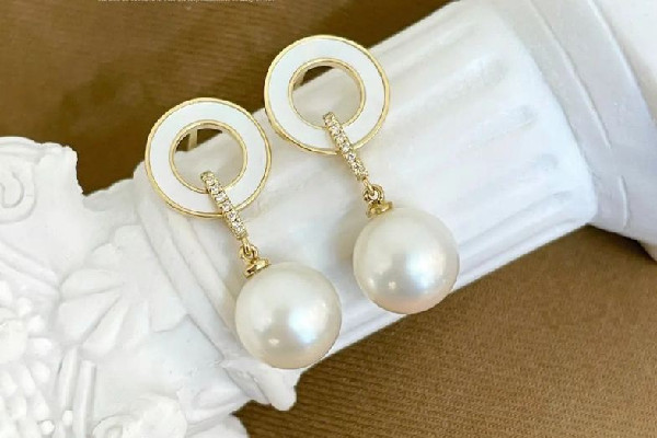 珍珠耳飾會不會顯老 珍珠耳飾適合多大年齡 珍珠耳飾會不會顯老 珍珠耳飾適合多大年齡