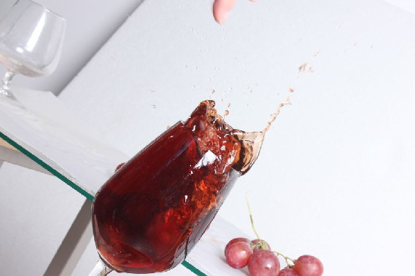 葡萄汁弄在衣服上怎么去掉 葡萄汁可以用洗潔精洗嗎 葡萄汁弄在衣服上怎么去掉 葡萄汁可以用洗潔精洗嗎