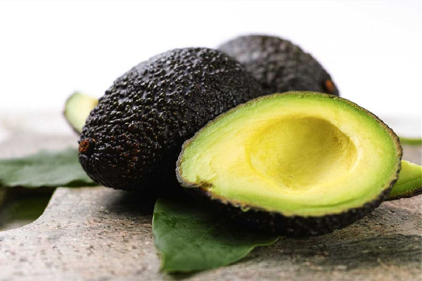 牛油果怎么看熟不熟 牛油果買什么樣的好 牛油果怎么看熟不熟 牛油果買什么樣的好