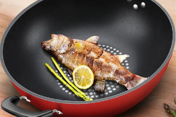 平底鍋多久換一次比較好 平底鍋用時(shí)間長了會(huì)鼓起來嗎