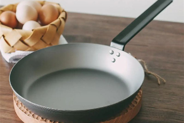 平底鍋是生鐵好還是熟鐵好 平底鍋什么材質的好用安全