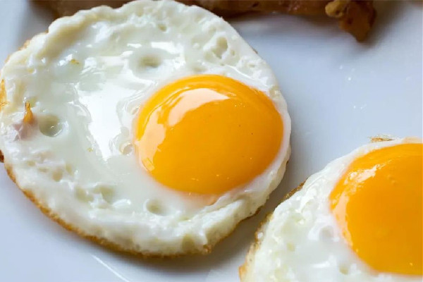 煎雞蛋是熱油還是涼油 煎雞蛋用什么油比較好 煎雞蛋是熱油還是涼油 煎雞蛋用什么油比較好