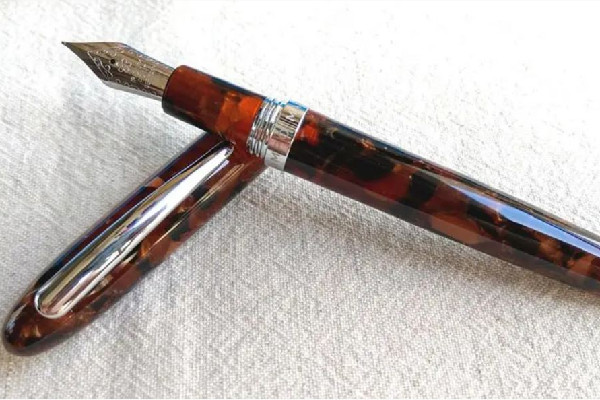 鋼筆會(huì)越用越順滑嗎 鋼筆買回來(lái)直接用嗎