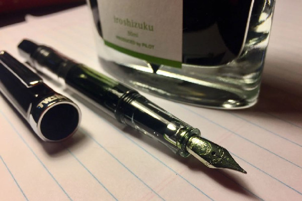 鋼筆有墨水但是寫不出來(lái)怎么辦 鋼筆為什么總是斷墨