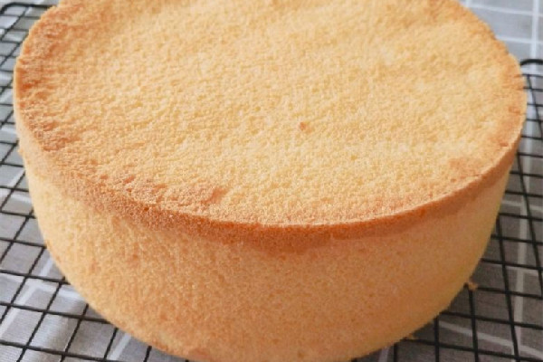 戚風(fēng)蛋糕為什么會塌陷回縮 戚風(fēng)蛋糕烤好了要立即拿出來脫模嗎 戚風(fēng)蛋糕為什么會塌陷回縮 戚風(fēng)蛋糕烤好了要立即拿出來脫模嗎