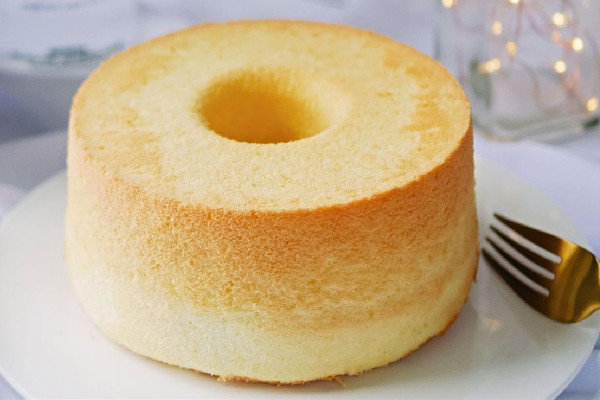 戚風(fēng)蛋糕為什么會塌陷回縮 戚風(fēng)蛋糕烤好了要立即拿出來脫模嗎 戚風(fēng)蛋糕為什么會塌陷回縮 戚風(fēng)蛋糕烤好了要立即拿出來脫模嗎