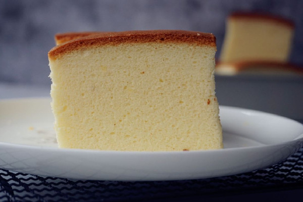 戚風(fēng)蛋糕烤好了要立即拿出來貼膜嗎 戚風(fēng)蛋糕烤多久 戚風(fēng)蛋糕烤好了要立即拿出來貼膜嗎 戚風(fēng)蛋糕烤多久