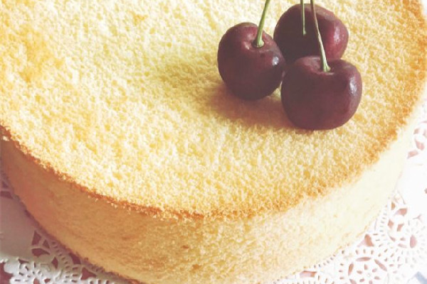 戚風(fēng)蛋糕為什么會塌陷回縮 戚風(fēng)蛋糕烤好了要立即拿出來脫模嗎 戚風(fēng)蛋糕為什么會塌陷回縮 戚風(fēng)蛋糕烤好了要立即拿出來脫模嗎