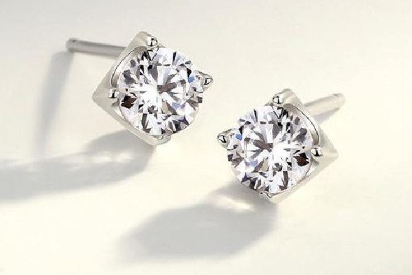 銀耳釘可以用酒精消毒嗎 銀耳釘可以戴著洗澡嗎