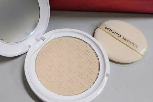 粉餅和粉底液一樣嗎 粉餅和散粉的區(qū)別和作用 粉餅和粉底液一樣嗎 粉餅和散粉的區(qū)別和作用