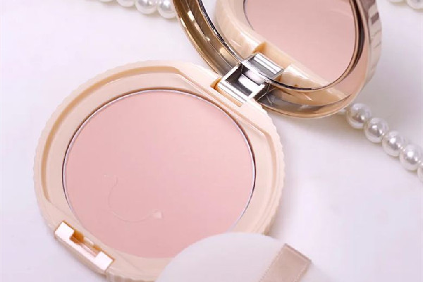 粉餅可以用散粉刷上妝嗎 粉餅不好取粉怎么辦 粉餅可以用散粉刷上妝嗎 粉餅不好取粉怎么辦